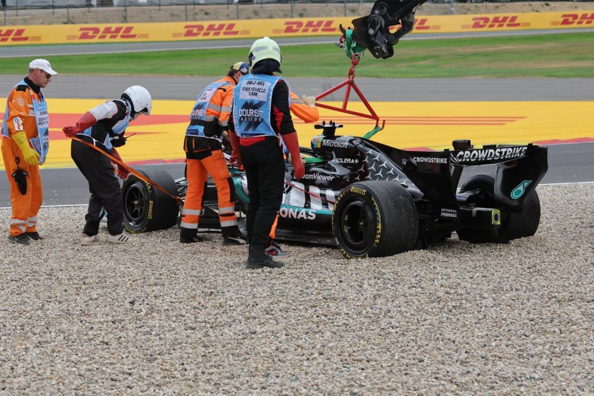 Carro de Russell sendo retirado no GP da Bélgica