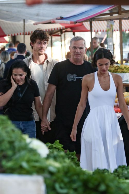 Bruna Marquezine, os pais e Shawn Mendes na feira livre