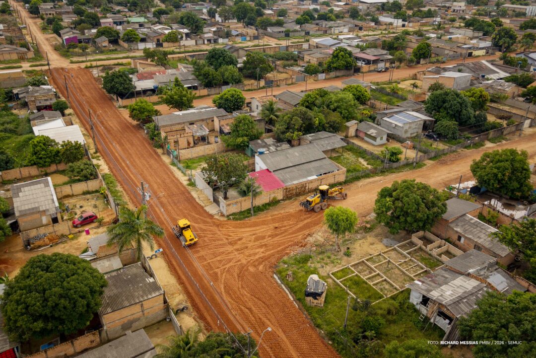 Obras de terraplenagem contemplam vias do bairro Pedra Pintada