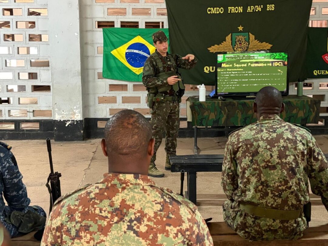 Militares brasileiros ministram técnicas de Guerra na Selva no Suriname