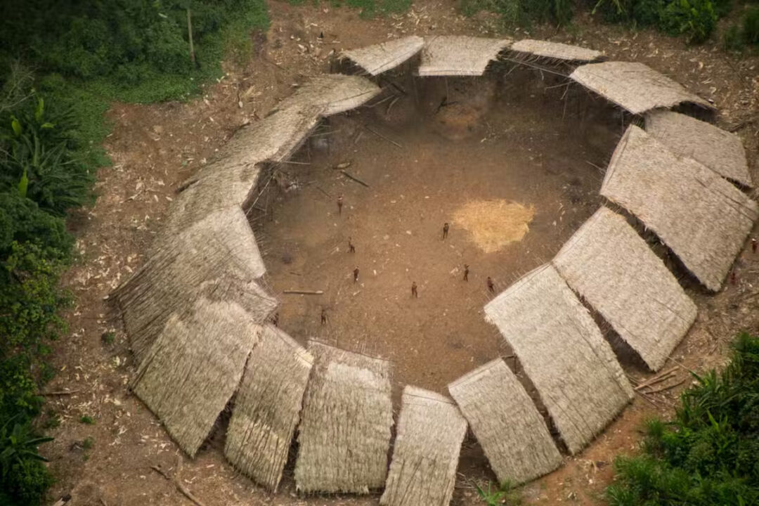 Imagem colorida mostra vista aérea de povos indígenas isolados em terra indígena Yanomami