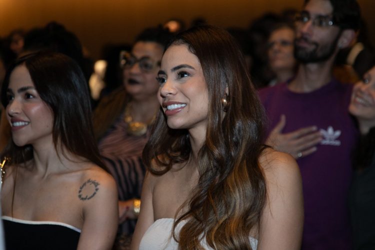 Lexa prestigiando Regina Casé em volta ao teatro