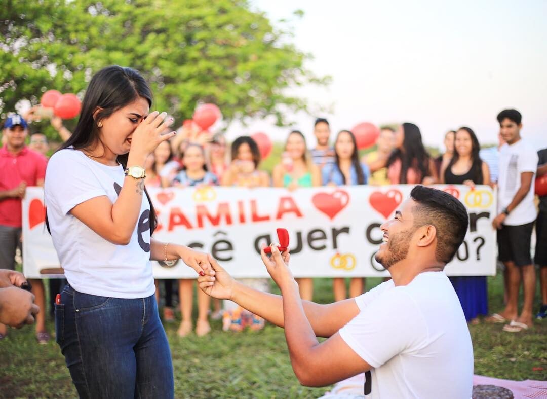 Imagem colorida mostra pedido de casamento no Parque Anauá