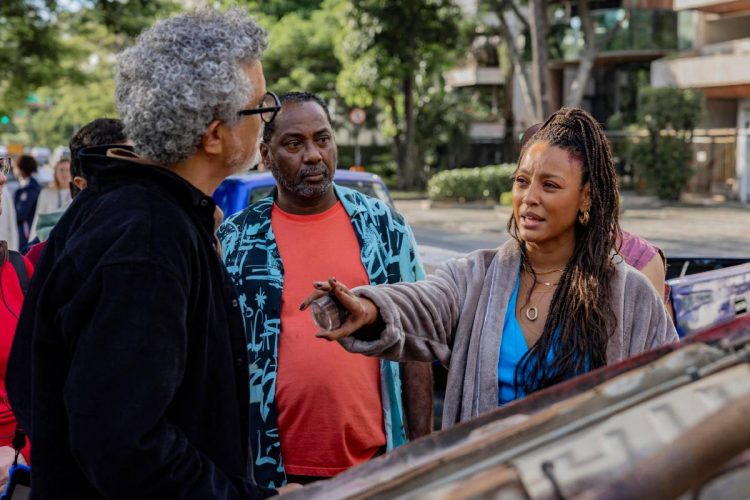 André Câmara conduz as gravações de cena do acidente de Bela (Sheron Menezzes) e Juli (Lucy Ramos) em 'Por Você'