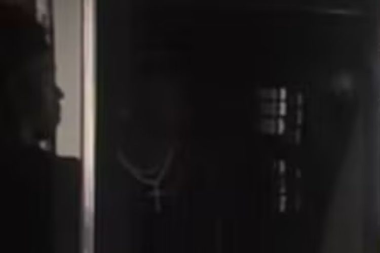 Vini Jr no reflexo do espelho