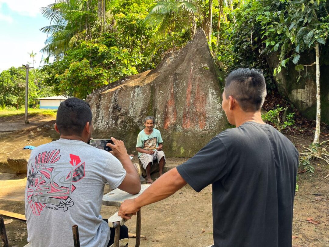 Pesquisadores indígenas do Rio Negro fortalecem registros sobre o território com uso de celular
