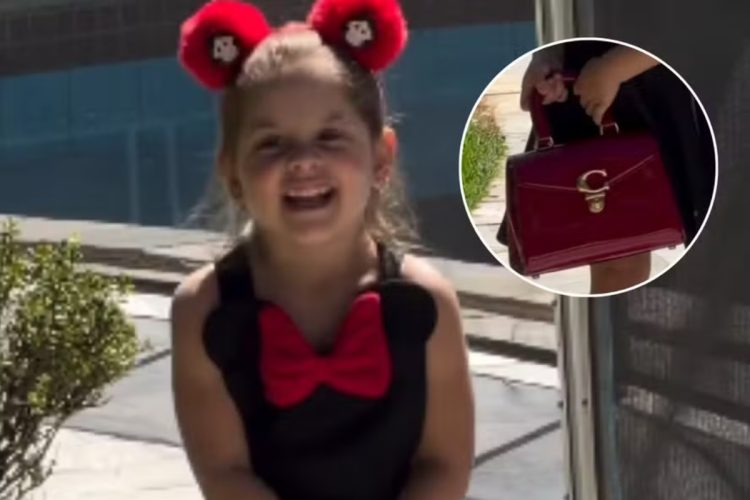 Maria Flor com bolsa grifada