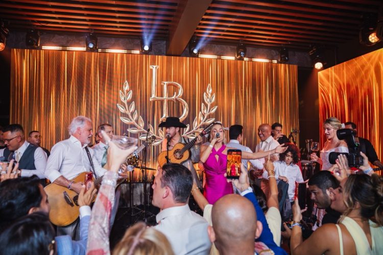Gabi Martins se apresentou na festa de casamento de Bruno Avelar e Lívia
