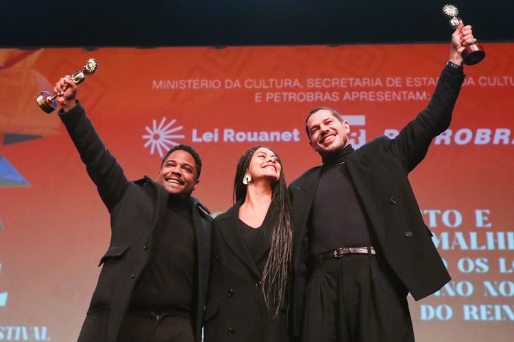 José Loreto e Christian Malheiros recebem o prêmio de Melhor Ator no 54º Festival de Cinema de Gramado