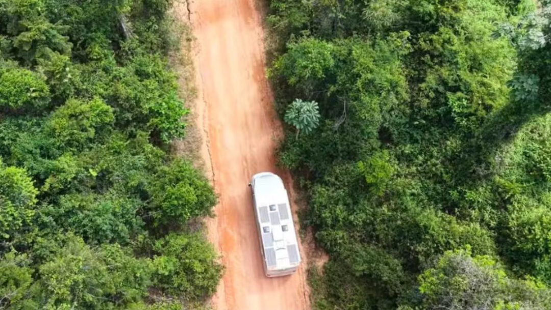 Motorhome do casal na estrada, em caminho para o Amapá