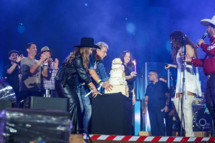 Os pais de Paula Fernandes surpreenderam a cantora 