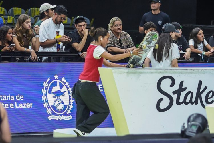 Rayssa Leal vence torneio e namorada vibra