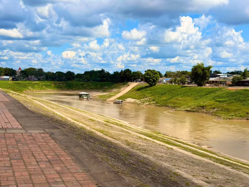 Imagem colorida mostra córrego do Rio Branco na capital acreano sob seca