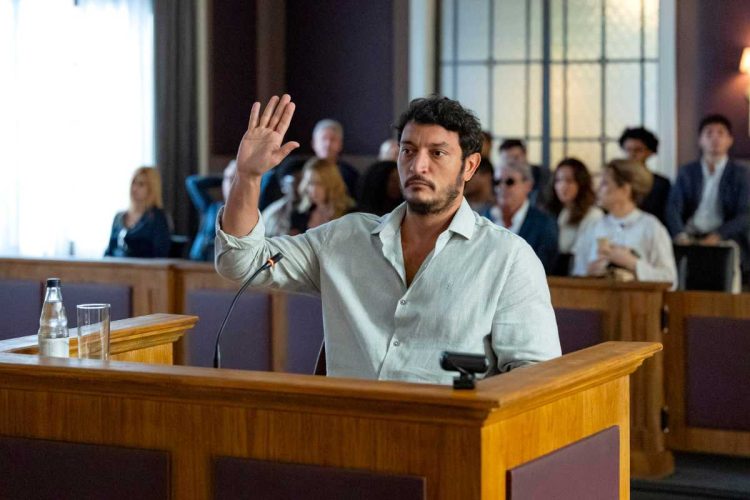 Tom (Allan Souza Lima) promete dizer a verdade no julgamento de Adriana em 'Quem Ama Cuida'
