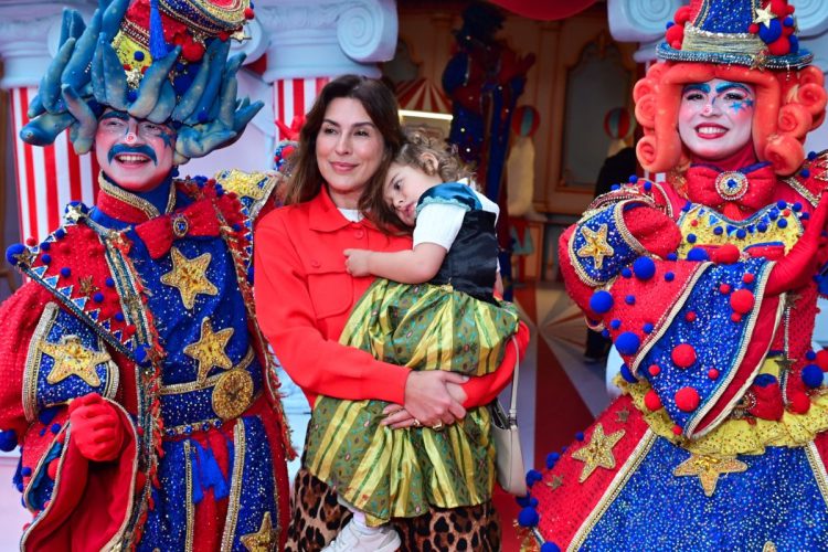 Fernanda Paes Leme e a filha no festão de 1 ano de Bento, filho de Carol Peixinho e Thiaguinho