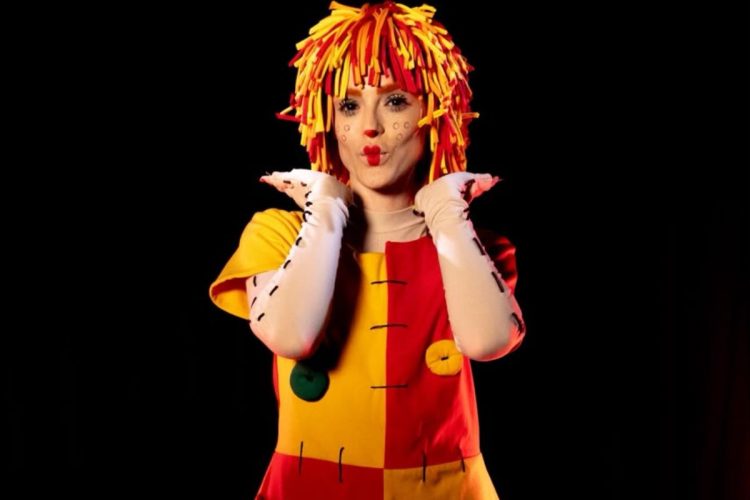 Isabelle Drummond volta a se vestir de Emília