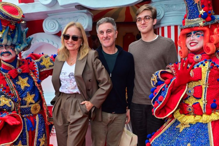 Luciano Huck com Angélica e o filho no festão de 1 ano de Bento, filho de Carol Peixinho e Thiaguinho
