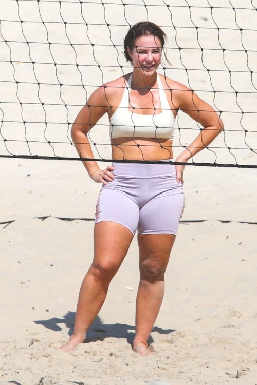 Paolla Oliveira jogando futevôlei