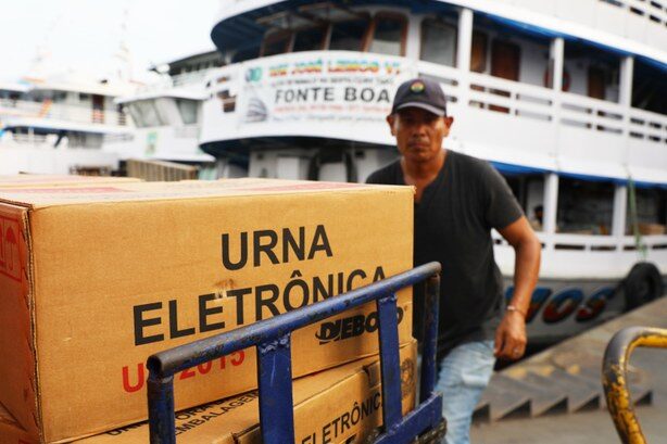 Eleições 2026: urnas sendo embarcadas para viagem em rios amazonicos
