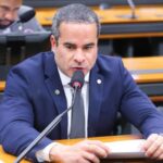 Deputado Fred Linhares (Republicanos-DF) em comissão da Câmara dos Deputados