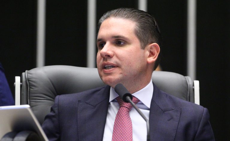 Hugo Motta preside a sessão do plenário