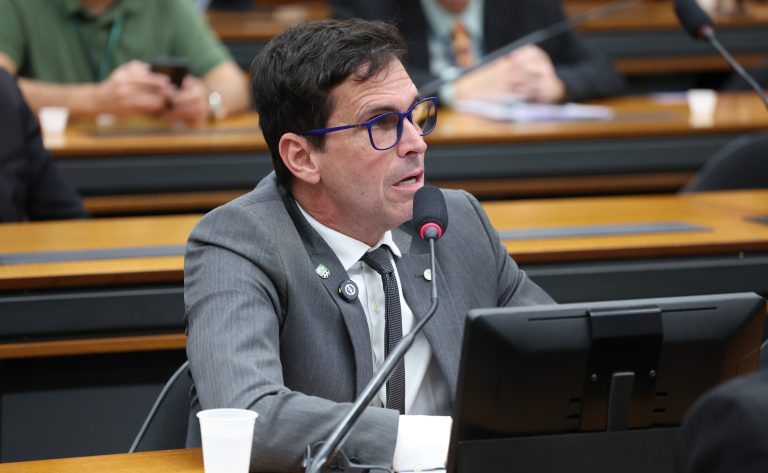 Deputado Luiz Lima (Novo-RJ) fala em comissão da Câmara dos Deputados