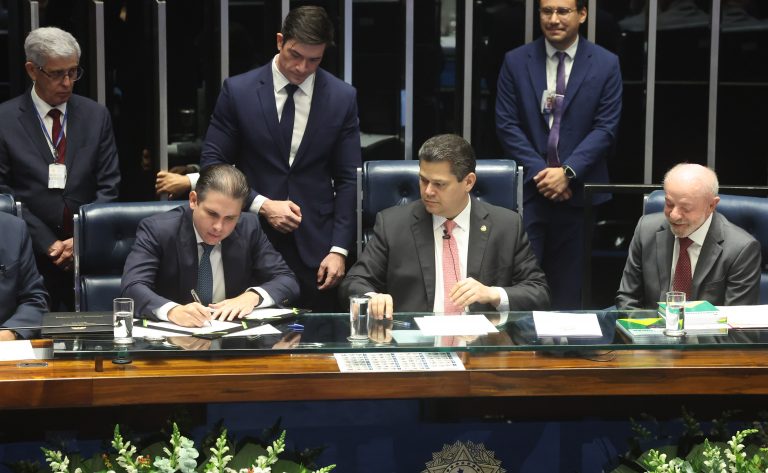 Promulgação da PEC Fim da escala 6x1 e da PEC Aposentadoria Especial para Agentes Comunitários de Saúde.Senador, Paulo Paim (PT - RS), Presidente da Câmara dos Deputados, Hugo Motta (REPUBLICANOS - PB), Presidente do Senado Federal, Davi Alcolumbre (UNIÃO - AP), Presidente da República, Luiz Inácio Lula da Silva, Dep. Carlos Veras (PT - PE)