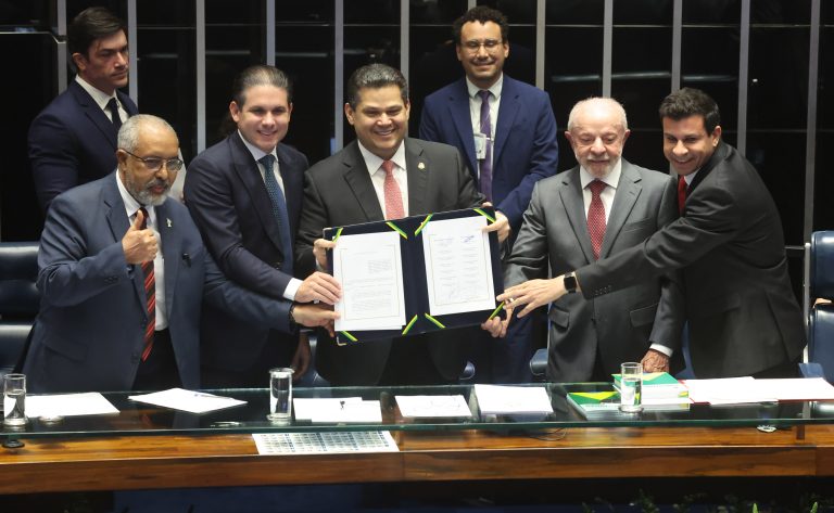 Promulgação da PEC do fim da escala 6x1 - Senador Paulo Paim (PT-RS)), Presidente da Câmara dos Deputados, Hugo Motta (REPUBLICANOS -PB), Presidente do Senado Federal, Davi Alcolumbre (UNIÃO-AP), Presidente da República, Luiz Inácio Lula da Silva, Deputado Carlos Veras (PT-PE)