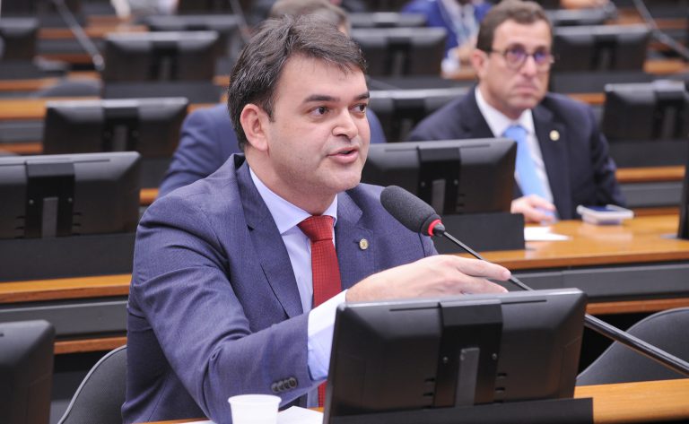 Deputado Rubens Pereira Júnior (PT-MA) fala em comissão da Câmara dos Deputados