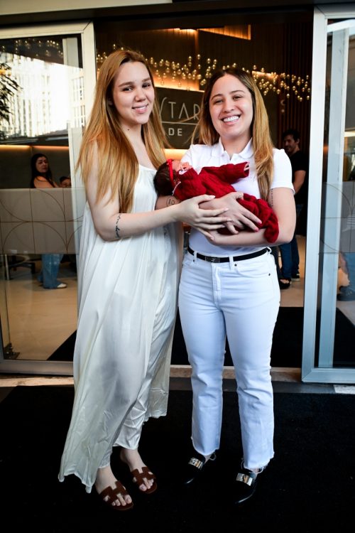Mari Fernandez e Julia deixam a maternidade